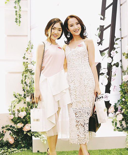 Primmy Trương hay Trương Minh Xuân Thảo vốn chẳng còn xa lạ với nhiều người thời gian gần đây sau khi trở thành bạn gái của thiếu gia Phan Thành. Cô nàng sinh năm 1992 còn Chloe Nguyễn sinh năm 1997 là gương mặt đình đám với những clip chia sẻ cách làm đẹp cực hot.