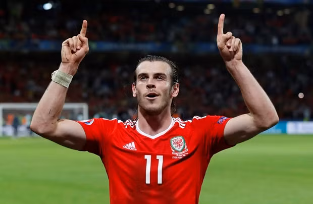 Với 3 bàn thắng trong 3 trận vòng bảng cùng những dấu ấn đậm nét ở vòng loại trực tiếp, Gareth Bale đã giúp Xứ Wales làm nên điều kỳ diệu khi lọt vào bán kết Euro 2016. Nếu tiếp tục phong độ như hiện tại, giấc mơ chung kết hoàn toàn nằm trong tầm tay của siêu sao Real Madrid cùng các đồng đội.