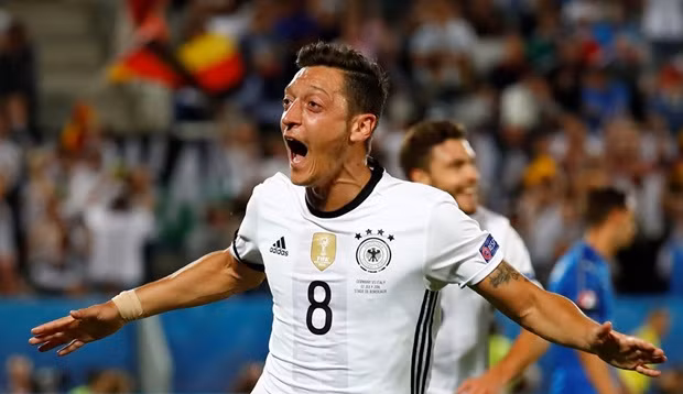 Thêm một ngôi sao nữa của ĐT Đức khẳng định được giá trị của bản thân mình tại VCK Euro lần này đó là Mesut Oezil. Anh là ngòi nổ cho mọi đợt tấn công vũ bão của ĐKVĐ World Cup 2014. Bằng nhãn quan chiến thuật sắc bén cùng những đường chuyền như đặt, ngôi sao châu Âu thuộc biên chế Arsenal khiến mọi hàng phòng ngự phải canh chừng mình một cách cẩn thận.