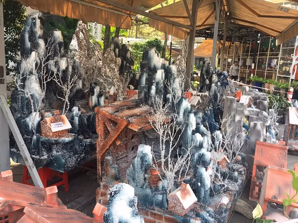 Không khí Giáng Sinh dần len lỏi khắp đường phố, từ các trung tâm thương mại đến các xóm đạo. Đặc biệt ở TP HCM, có một khu chợ đặc biệt mà khi bước vào đó, các bạn trẻ biết thêm được rất nhiều điều về ngày lễ đặc biệt này.