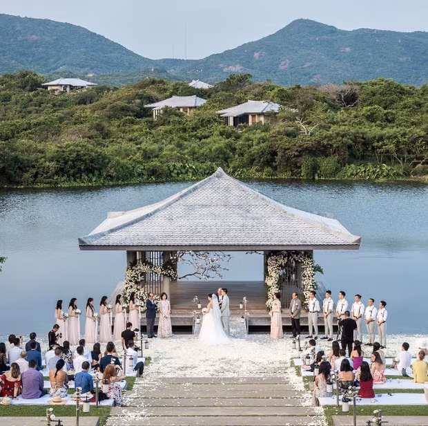 Nằm giữa không gian thiên nhiên lý tưởng như vậy, thật tuyệt vời khi được cùng gia đình, bạn bè, người yêu "chạy trốn" những mệt mỏi ở thành phố để về đây nghỉ dưỡng.