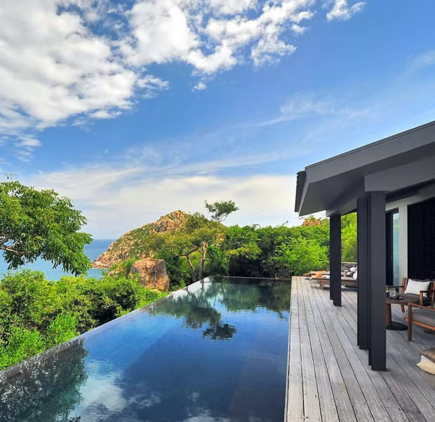 Mới đây, trong danh sách các điểm đến nghỉ dưỡng của hội con nhà giàu Việt có điền tên của khu du lịch Amanoi Ninh Thuận. Đây là địa điểm nằm ở khu vực vịnh Vĩnh Hy (Ninh Thuận).