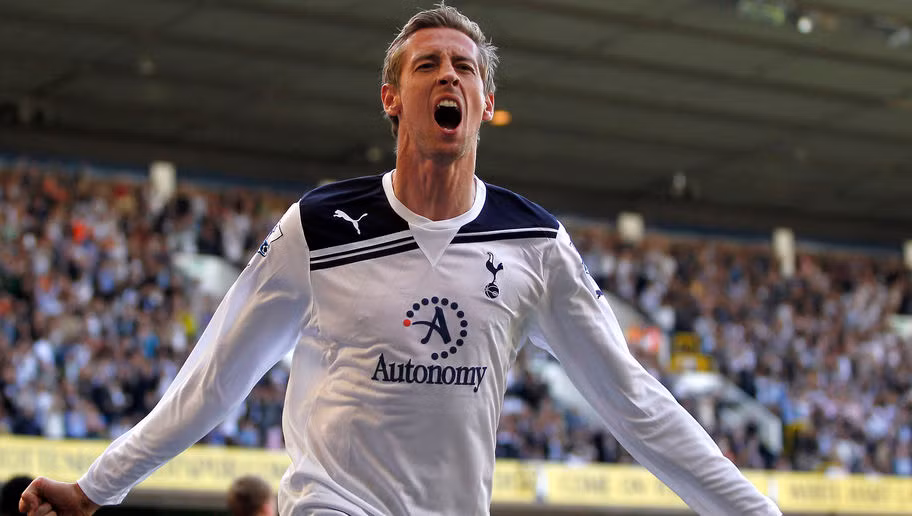 Năm 2000, Peter Crouch bị Tottenham bán đi với giá chỉ với 60.000 bảng, thế nhưng năm 2009, "gà trống thành London" phải bỏ ra 10 triệu bảng để đưa cầu thủ cao kều này về sân White Hart Lane.