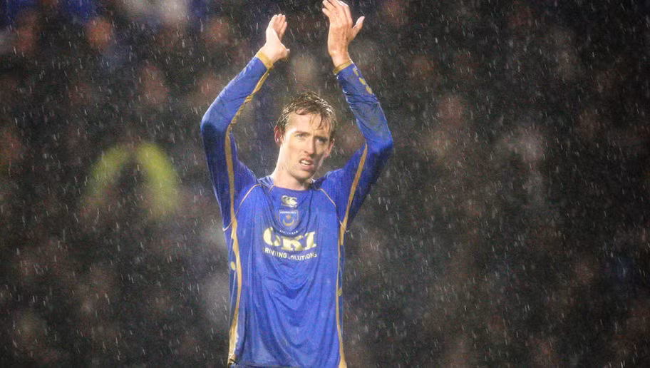 Peter Crouch là sao bóng đá từng bị Portsmouth bán cho Queen Park Rangers với giá 5 triệu bảng. Thế nhưng, sau một thời gian lưu lạc qua những đội bóng lớn như Liverpool hay Tottenham, giá trị chuyển nhượng của "sếu vườn" đã lên tới 11 triệu bảng khi trở lại Fratton Park.