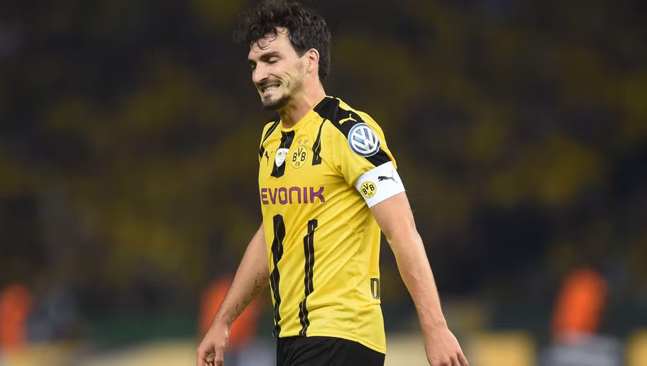 Mats Hummels bị Bayern Munich bán cho Borussia Dortmund giá 2 triệu bảng Anh. Nhưng mới đây họ đã phải bỏ ra gấp 14 lần để đưa đá tảng này về sân Allianz Arena.