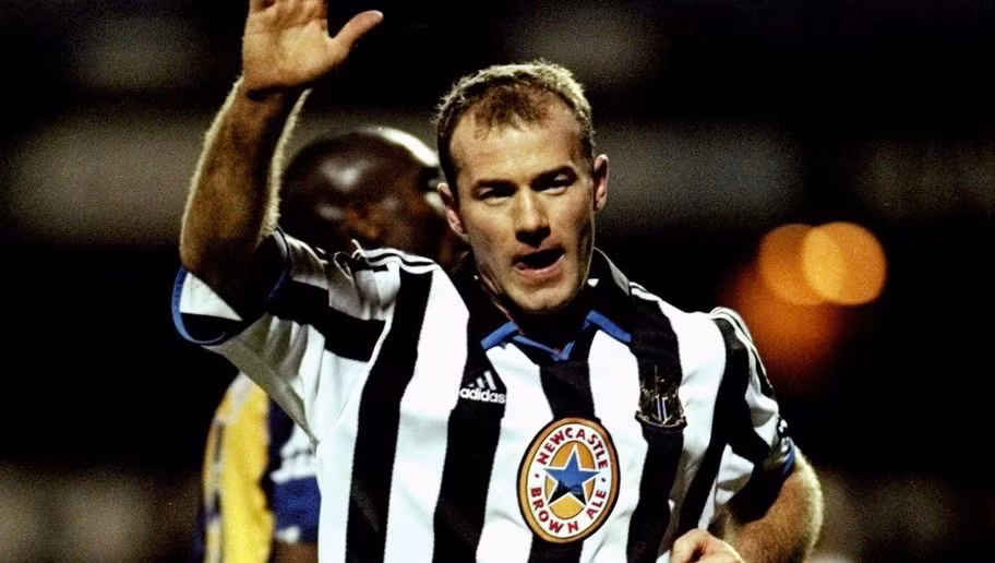 Alan Shearer sinh ra tại Newcastle và từng có thời gian xin thử việc tại CLB quê hương, thế nhưng anh không được tiếp nhận và buộc phải rời đến Blackburn Rovers. Sau đó, chính Newcastle đã phải bỏ tới 15 triệu bảng để có được ngôi sao xuất sắc nhất giải ngoại hạng Anh.