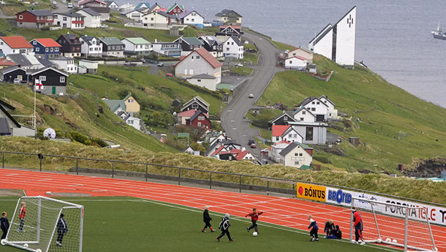 SVĐ trên sườn đồi hướng ra biển ở quần đảo Faroe là một trong những sân đấu đặc biệt trên thế giới. Tận dụng một vùng đất đồi nhỏ, nhà chức trách biến thành sân bóng hướng ra biển tuyệt đẹp.