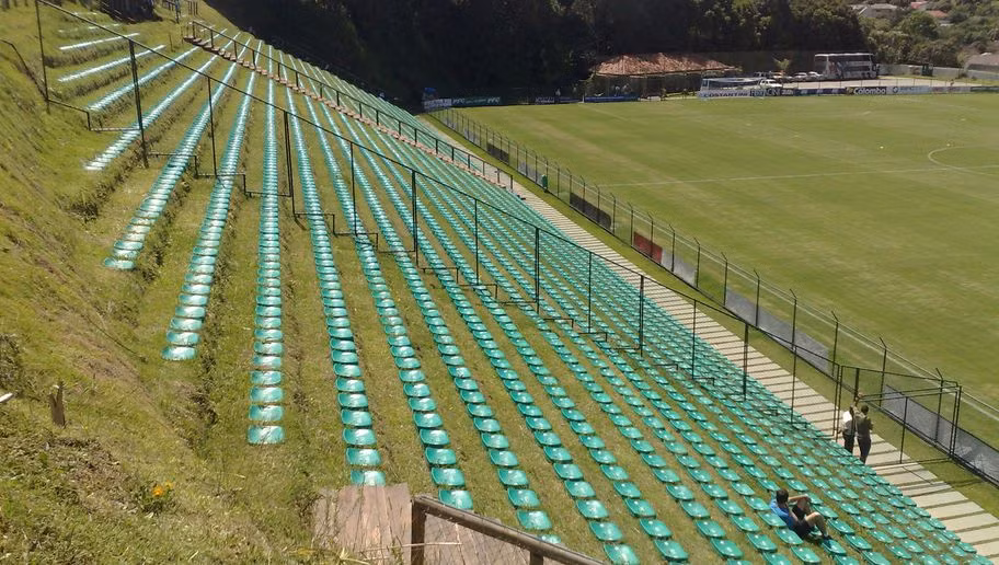 Janguito Malucelli là sân nhà của đội hạng 6 J.Malucelli FC. Được xây dựng vào năm 2007, Janguito Malucelli vẫn được coi là một trong những sân bóng có cảnh quan đẹp nhất thế giới với thiết kế rất thân thiện với môi trường. Cụ thể, toàn bộ phần khán đài với sức chứa 6.000 chỗ ngồi được xây dựng trên nền một quả đồi mà chẳng tốn một chút xi măng nào. Thậm chí giữa các hàng ghế, người ta còn cho trồng hoa và cỏ, trông vô cùng bắt mắt.