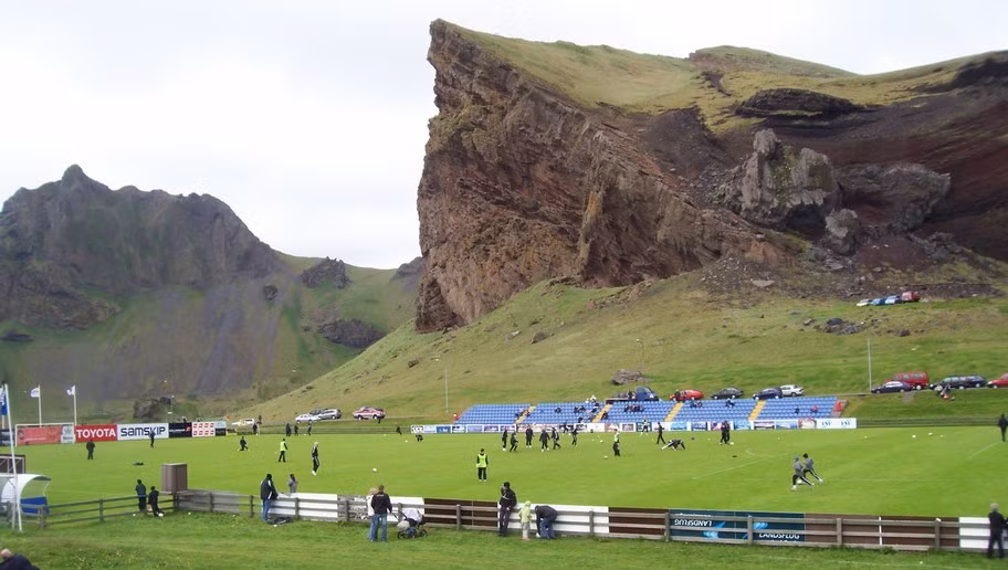 Sân Hasteinsvollur (Iceland) – Sân đấu nằm cạnh núi lửa.