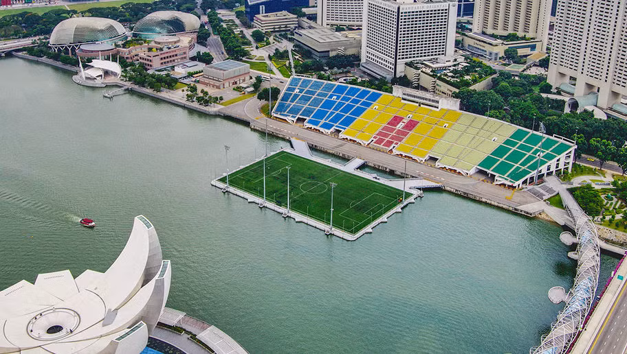 Marina Bay Floating Platform (Singapore) là sân đấu được xây dựng vào năm 2007 và là tổ hợp sân khấu/ sân vận động nổi đẹp nhất thế giới. Được làm toàn bộ bằng thép, Marina Bay Floating Platform có chiều dài 120m và rộng 83m, tức là lớn hơn cả Sân vận động quốc gia. Phần khán đài của Marina Bay Floating Platform có sức chứa 30.000 người.
