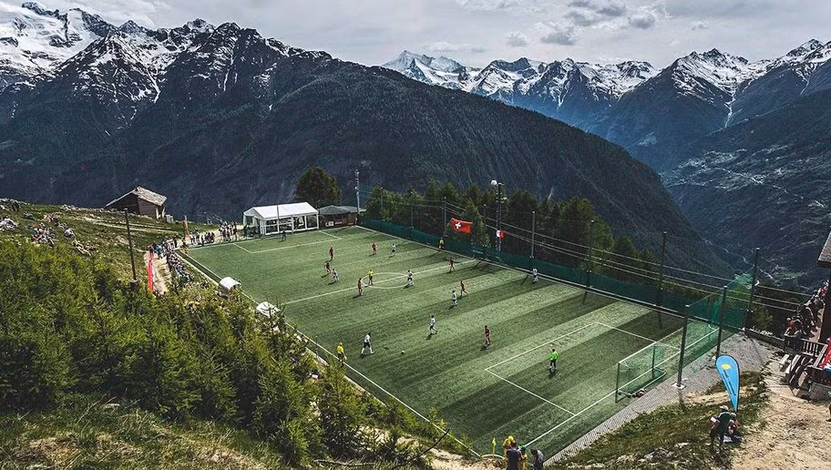 Sân Ottmar Hitzfeld (Thụy Sĩ) được gọi là SVĐ bóng đá không dành cho những người yếu tim bởi nó nằm ở độ cao hơn 2000m so với mực nước biển. Nhược điểm duy nhất của sân đấu này là thường xuyên mất bóng. Theo lời tiền đạo Furrer, mỗi trận, có từ 7-10 quả bóng bị các cầu thủ đá bay qua tấm lưới chắn bao quanh.