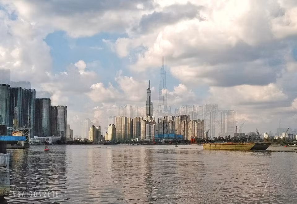 Với tổng vốn đầu tư 1,4 tỷ USD, công trình mang tính biểu tượng của chủ đầu tư Vingroup dự kiến sẽ hoàn thành trong năm 2018. Ảnh: Hồng Sơn.