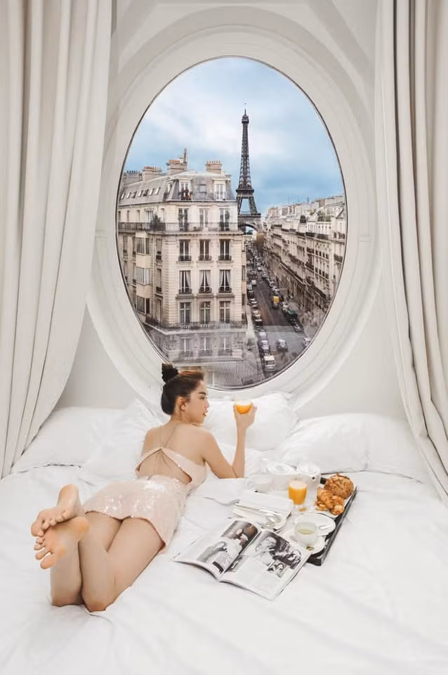 Chia sẻ trên MXH, nickname Hoàng Thủy Minh bình luận: "Dù nhìn cái giá chát thật nhưng để có bức ảnh sống ảo đẹp thì quả đáng với đồng tiền bát gạo. Các mẹ bớt sân si đi, cái gì cũng có cái giá của nó cả. Muốn đẹp thì phải đắt thôi".