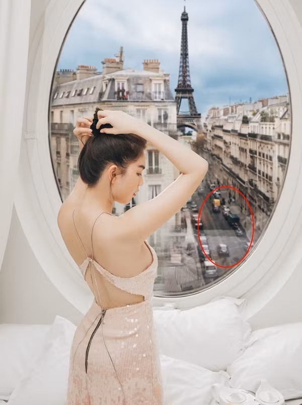 Căn góc ở gác mái với cửa sổ hình tròn là được săn đón nhất những ngày qua. Phần bởi tầm cao của nó giúp bạn có cái nhìn bao quát nhất, phần vì không gian của nó sẽ dễ dàng trở thành bối cảnh đẹp ngỡ ngàng cho những người mê sống ảo.