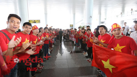 U23 Viet Nam tro ve trong vong vay cua hang tram fan