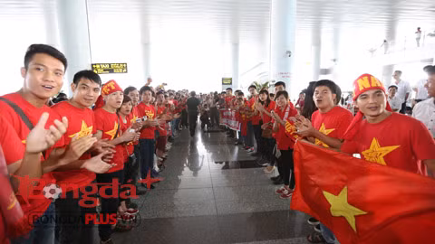 U23 Viet Nam tro ve trong vong vay cua hang tram fan