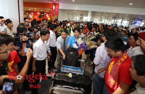 HLV Miura xuất hiện trong sự cổ vũ nồng nhiệt của hàng trăm CĐV có mặt ở sân bay Nội Bài.