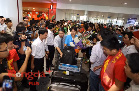 HLV Miura xuất hiện trong sự cổ vũ nồng nhiệt của hàng trăm CĐV có mặt ở sân bay Nội Bài.