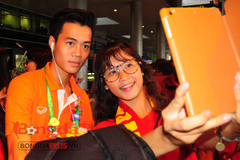Tiền đạo Văn Toàn bảnh bao khi chụp ảnh selfie với fan hâm mộ.