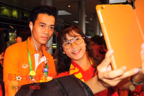 Tiền đạo Văn Toàn bảnh bao khi chụp ảnh selfie với fan hâm mộ.