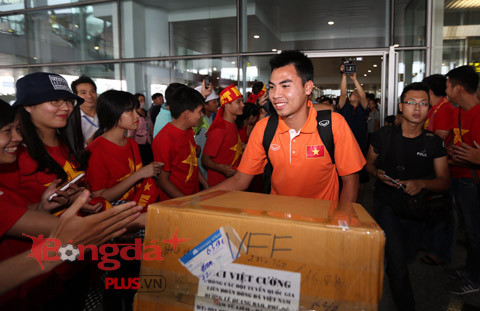 Một số cầu thủ sau đó đã có mặt ở sân bay Nội Bài. Tiền vệ Đức Huy xuất hiện trong tràng pháo tay của người hâm mộ.
