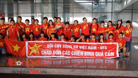 Hội CĐV bóng đá Việt Nam đến sân bay Nội Bài từ rất sớm để chờ đợi cầu thủ U23 Việt Nam.