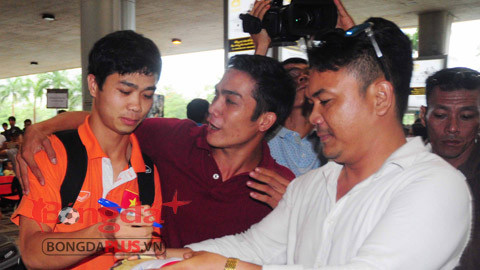 Công Phượng mỏi tay ký tặng người hâm mộ.