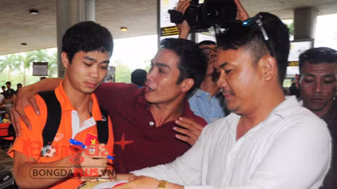 Công Phượng mỏi tay ký tặng người hâm mộ.