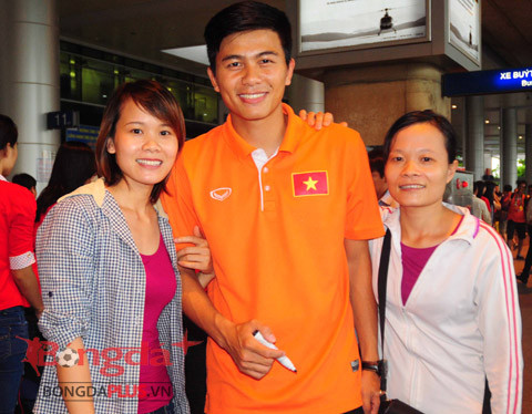 Hậu vệ Phạm Mạnh Hùng không khỏi xúc động khi chứng kiến tình cảm người hâm mộ dành cho đội tuyển.