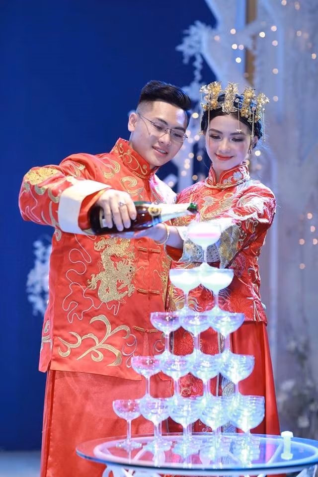 Mới đây, trên mạng xã hội có xuất hiện một đoạn clip ghi lại hình ảnh về một đám hỏi hoành tráng với màn diễu hành bằng xe mui trần, hàng chục motor phân khối lớn hộ tống và đặc biệt cặp đôi cô dâu - chú rể ăn mặc theo phong cách cổ trang Trung Quốc đã thu hút được rất nhiều sự chú ý của cộng đồng mạng.