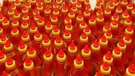 Một công ty ở TP Hồ Chí Minh đã thưởng cho nhân viên của mình mỗi người một thùng tương ớt. Riêng lãnh đạo sẽ có phần thưởng lớn hơn, mỗi người lãnh hai thùng.