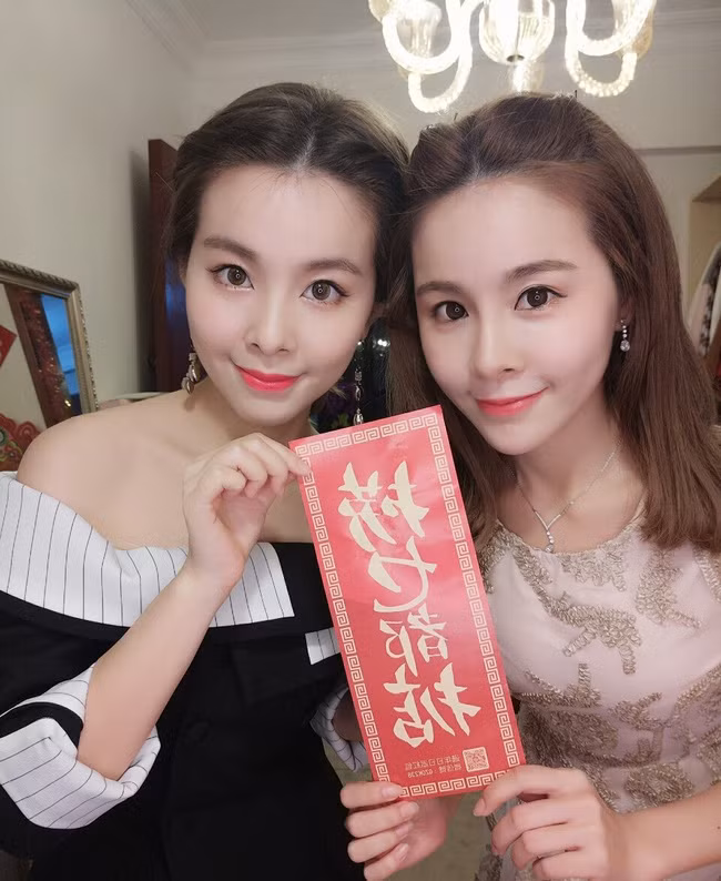 Hai chị em Sở Phi (Tên tiếng Anh là Joyce) và Sở Nhiên (Tên tiếng Anh là Yoni) đến từ Hàng Châu, Chiết Giang (Trung Quốc). Cặp song sinh này được chú ý bởi nhan sắc "triệu like" với khuôn mặt ưa nhìn, làn da trắng mịn màng và thêm vào đó là mái tóc dài bồng bềnh nữ tính và quyến rũ.