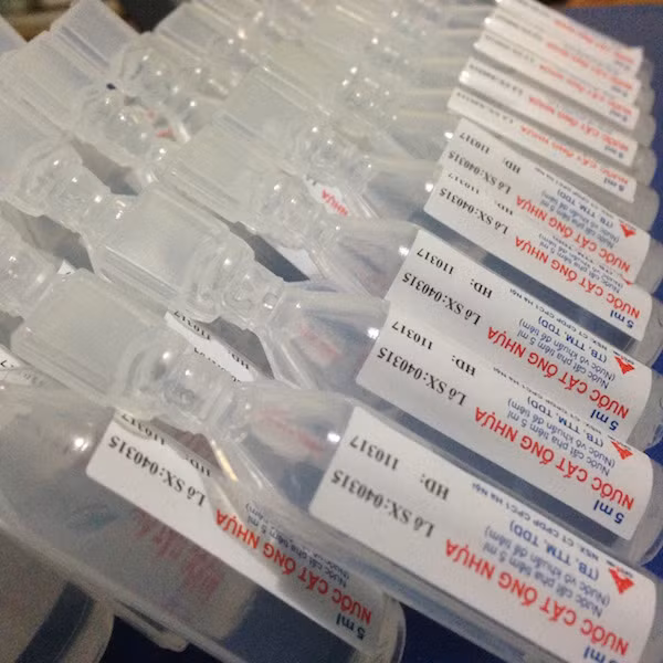 Nước cất ống nhựa đang được nhiều bệnh viện sử dụng thay thế nước cất ống thủy tinh nhằm hạn chế rủi ro trong điều trị.