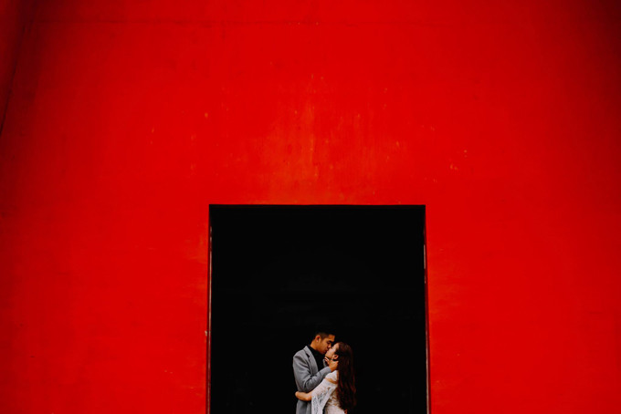 Cặp vợ chồng chọn Phượng Hoàng Cổ Trấn, ngôi làng có tuổi đời 1.300 năm tại Hồ Nam, Trung Quốc làm địa điểm chụp hình bởi nét cổ kính, kiến trúc độc đáo. Điểm đặc sắc của Trấn Phượng Hoàng là những cây cầu nối đôi bờ của thị trấn.