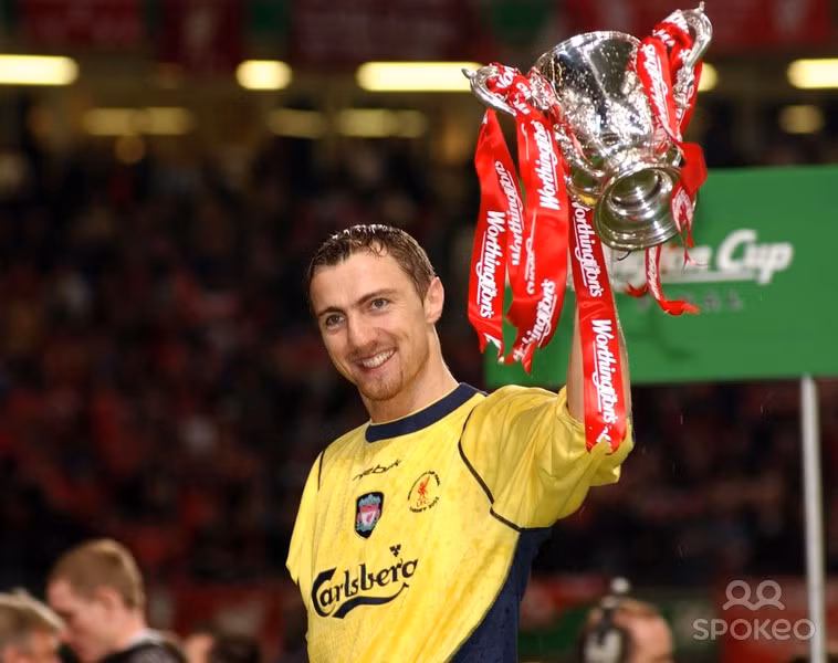 Không hiểu các cầu thủ Liverpool có thù oán gì với bọn trộm mà họ liên tục bị chúng hỏi thăm. Tháng 6/2006 khi còn thi đấu cho Liverpool, thủ môn Jerzy Dudek bị đạo chích ghé thăm và cuỗm đi chiếc Porsche.