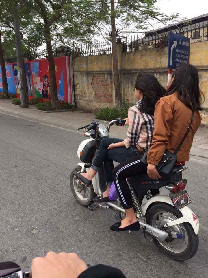 Không khó để chứng kiến những pha tạt đầu xe máy, ô tô của những tử thần đường phố mang tên xe đạp điện.