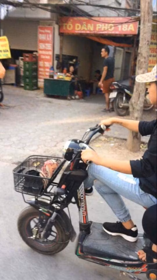 Trong giới trẻ, nhiều bạn còn cho rằng đi xe đạp điện phải có thần thái và họ sẵn sàng vắt 1 chân lên khi điều khiển xe. Điều này rất dễ gây ra tai nạn khi gặp trường hợp bất ngờ.