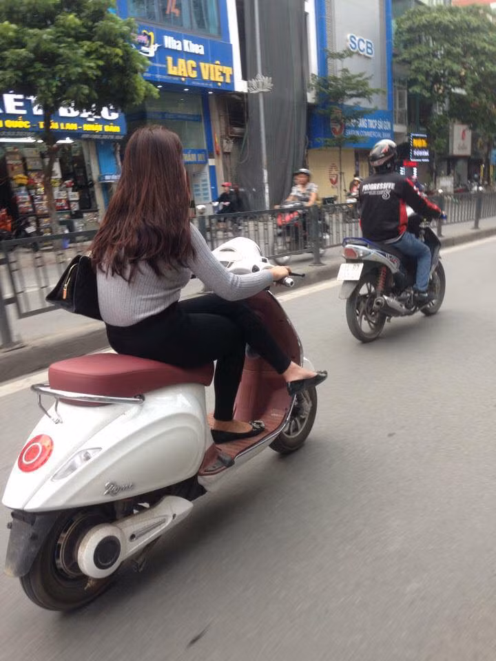 Dù là một phương tiện di chuyển xanh nhưng các bậc cha mẹ hay chính những bạn trẻ đang sử dụng xe đạp điện phải ý thức được sự an toàn cho chính mình và những người xung quanh khi ra đường.