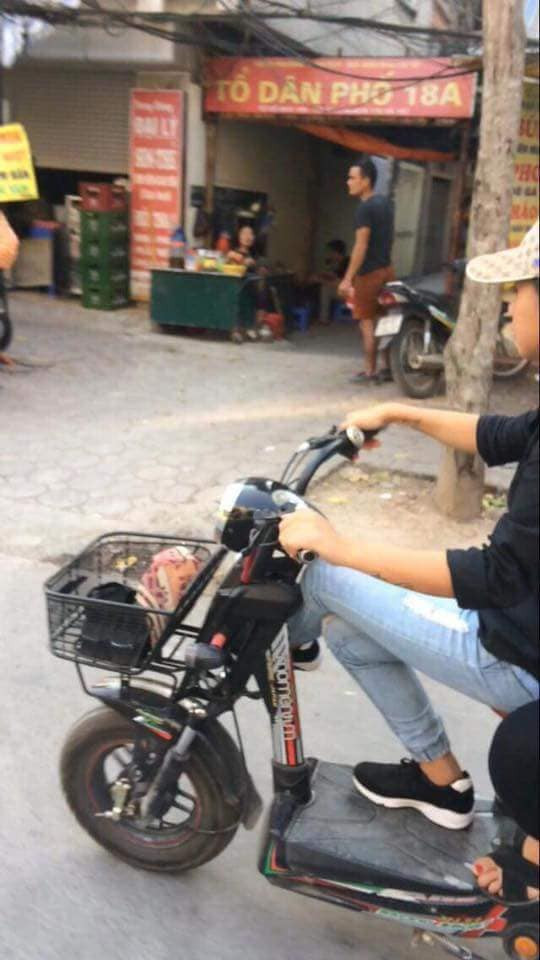 Trong giới trẻ, nhiều bạn còn cho rằng đi xe đạp điện phải có thần thái và họ sẵn sàng vắt 1 chân lên khi điều khiển xe. Điều này rất dễ gây ra tai nạn khi gặp trường hợp bất ngờ.