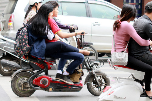 Rất nhiều cảnh chướng tai gai mắt của những người sử dụng xe đạp điện được dân mạng ghi lại và lên án.