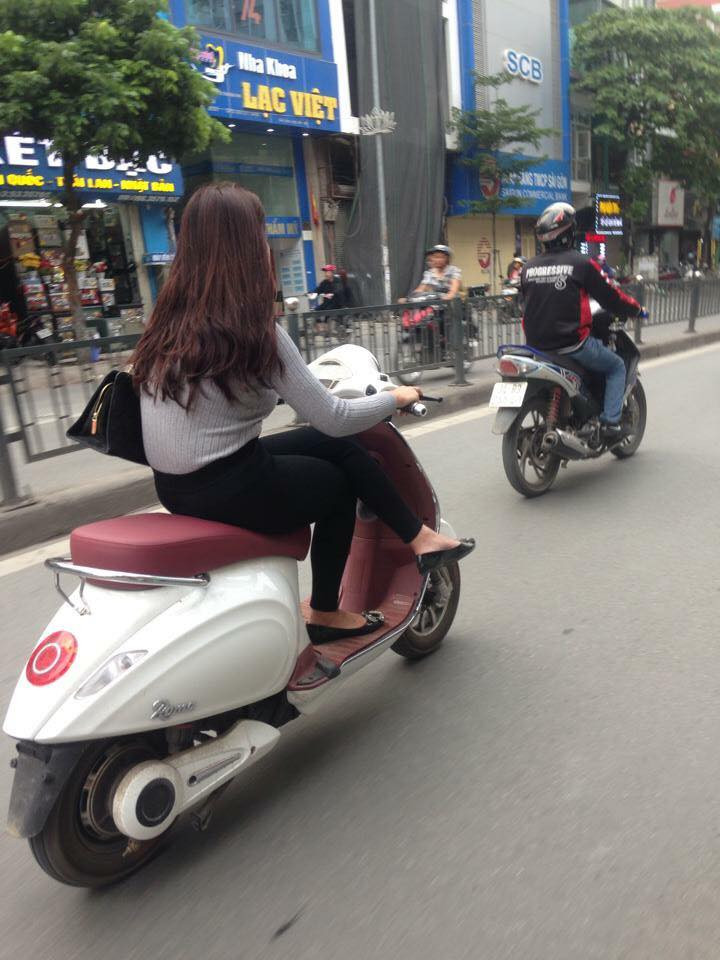 Dù là một phương tiện di chuyển xanh nhưng các bậc cha mẹ hay chính những bạn trẻ đang sử dụng xe đạp điện phải ý thức được sự an toàn cho chính mình và những người xung quanh khi ra đường.