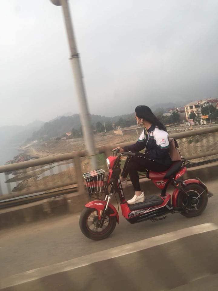 Không chỉ vắt 1 chân, nhiều người còn đi xe đạp điện với tốc độ cao và nhiều lúc đã gây ra cảnh tai nạn khi không làm chủ được tốc độ và đâm vào người đi đường.