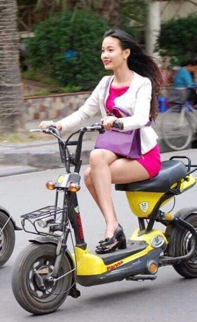 Tuy nhiên, chẳng có 1 lớp học hay khóa thi nào được đặt ra để giáo dục cách ra đường của những người sử dụng xe đạp điện.