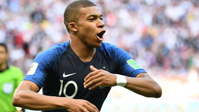 Cựu hậu vệ của ĐT Bỉ - Van Buyten nhận xét Kylian Mbappe mang phẩm chất pha trộn của Ronaldo Nazario, Cristiano Ronaldo và cả Thierry Henry.
