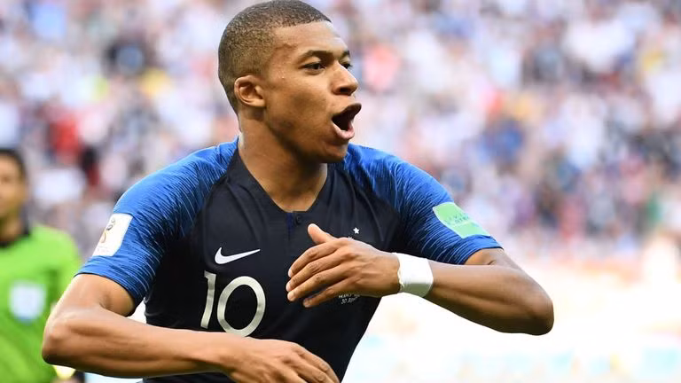 Cựu hậu vệ của ĐT Bỉ - Van Buyten nhận xét Kylian Mbappe mang phẩm chất pha trộn của Ronaldo Nazario, Cristiano Ronaldo và cả Thierry Henry.