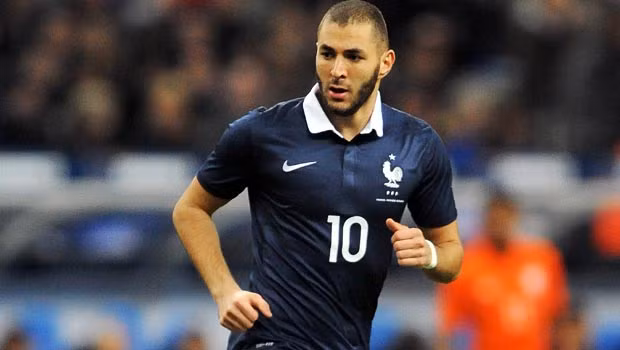 Karim Benzema được đánh giá là tiền đạo đẳng cấp nhất tại vị trí chủ công của ĐT Pháp trong vòng hơn 5 năm qua. Dù phong độ rất cao của Benzema thời điểm này nhưng scandal tình ái mới đây của ngôi sao Real Madrid vừa qua cũng khiến BHL ĐT Pháp khó xử.
