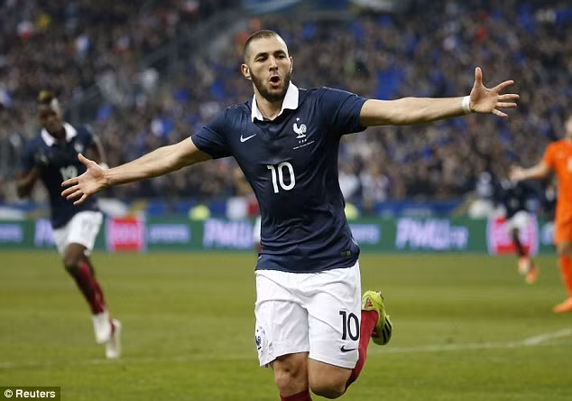 Sau 14 vòng đấu tại La Liga mùa này, Benzema đã có được 14 bàn thắng một hiệu suất cao chưa từng thấy trong sự nghiệp của anh. Rất có thể Deschamp sẽ phải suy nghĩ lại về quyết định bỏ rơi chân sút này.