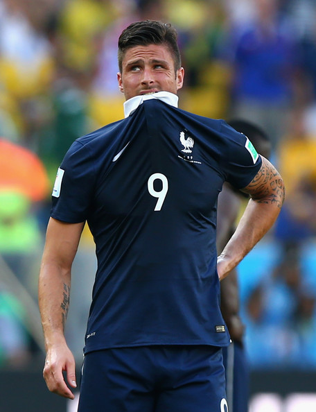 Thay vì chỉ biết dùng đầu và khá cứng nhắc trong việc sử dụng đôi chân giờ đây Giroud đang dần hoàn thiện bản thân mình.