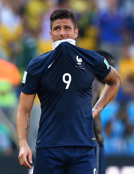 Thay vì chỉ biết dùng đầu và khá cứng nhắc trong việc sử dụng đôi chân giờ đây Giroud đang dần hoàn thiện bản thân mình.