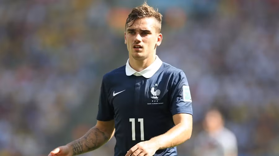 Ưu điểm của tiền đạo đẳng cấp này là có thể chơi dạt biên hoặc đá lùi phía sau trung phong cắm. Điều này cũng mở ra cơ hội lớn hơn cho Griezmann để có được một vị trí thi đấu chính thức cho ĐT Pháp tại EURO 2016.